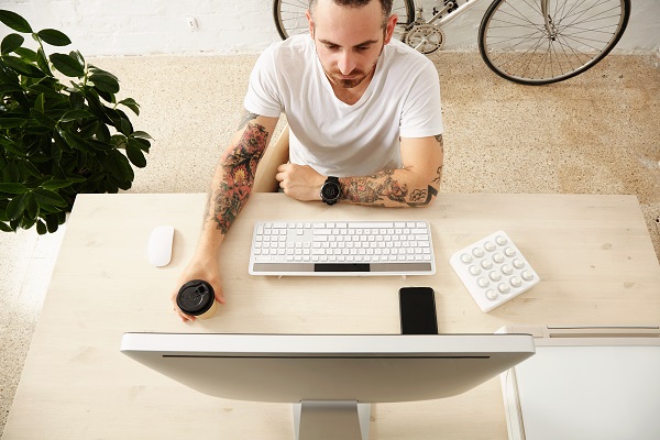 Freelancer al lavoro.
